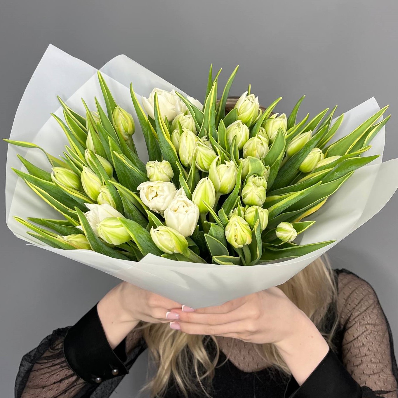 35 белых пионовидных тюльпанов