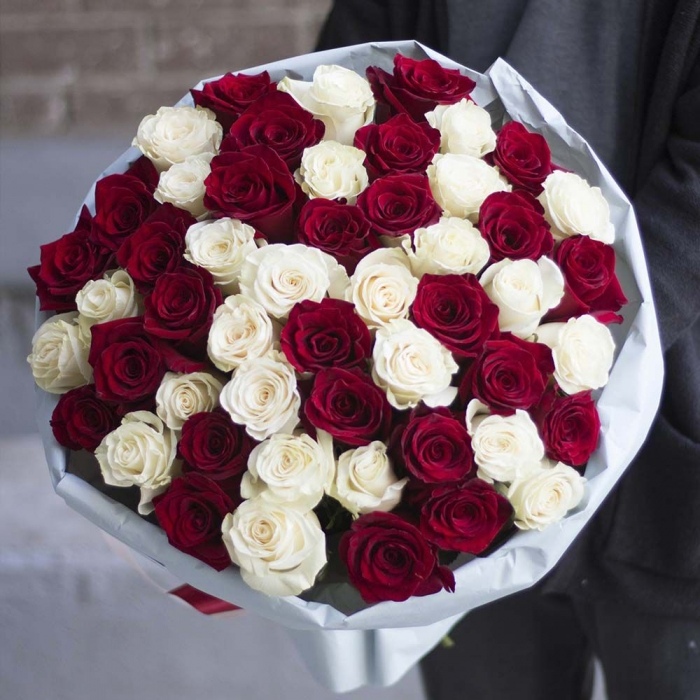 Букет из 51 белой и красной розы 70 см