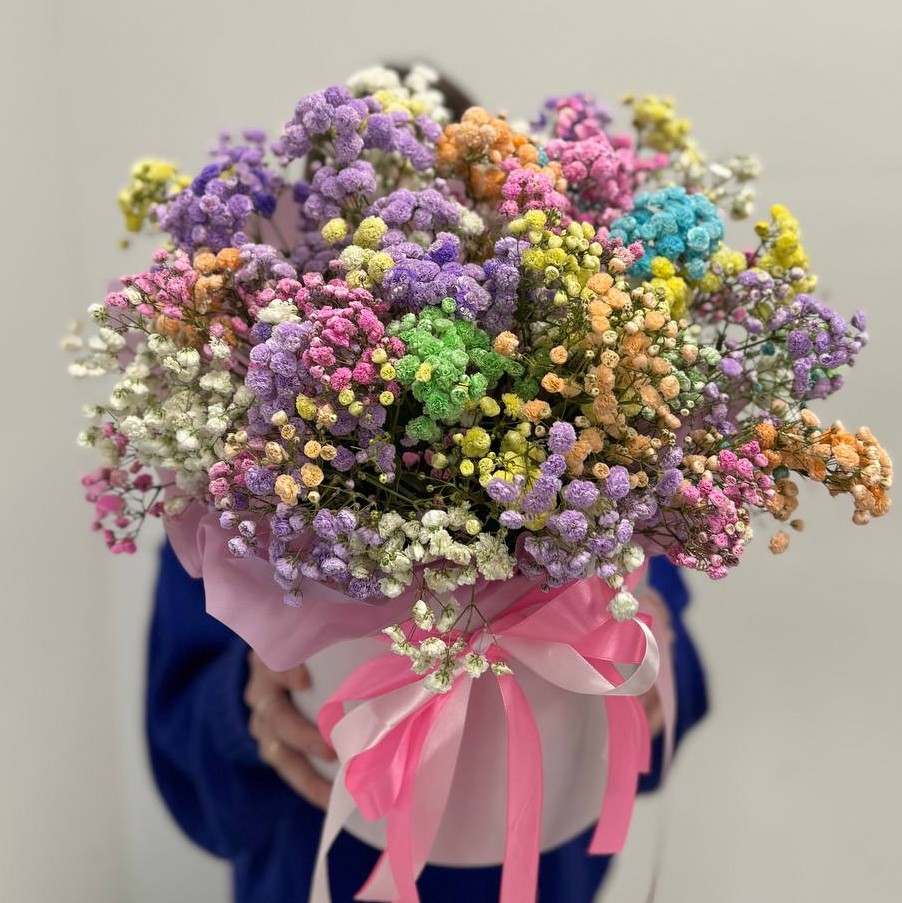 Композиция из радужной гипсофилы в коробке