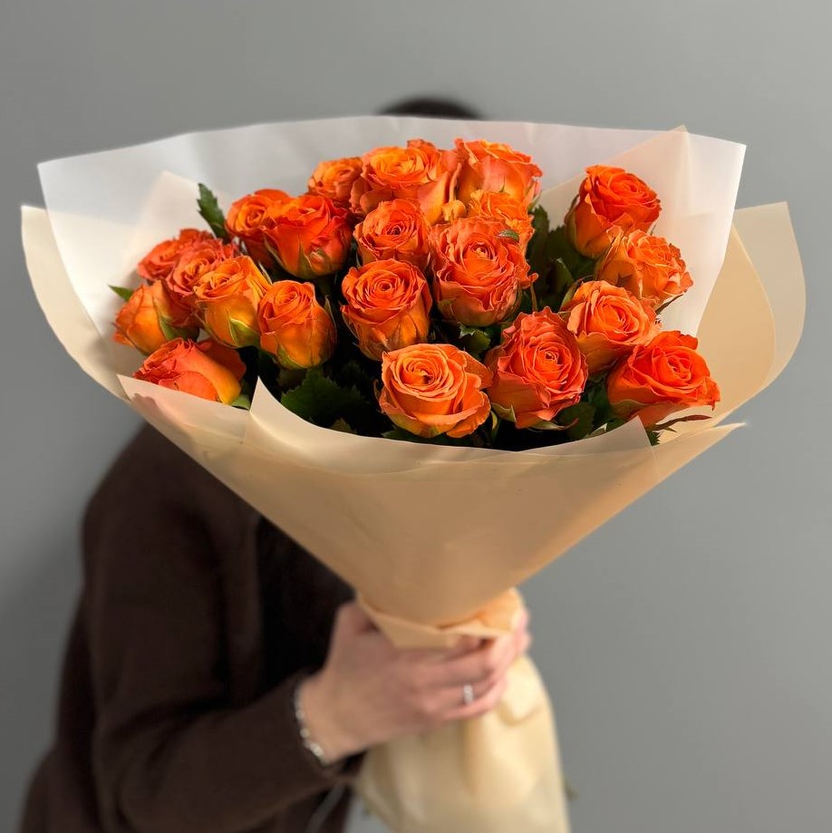 25 мандариновых пионовидных роз в оформлении