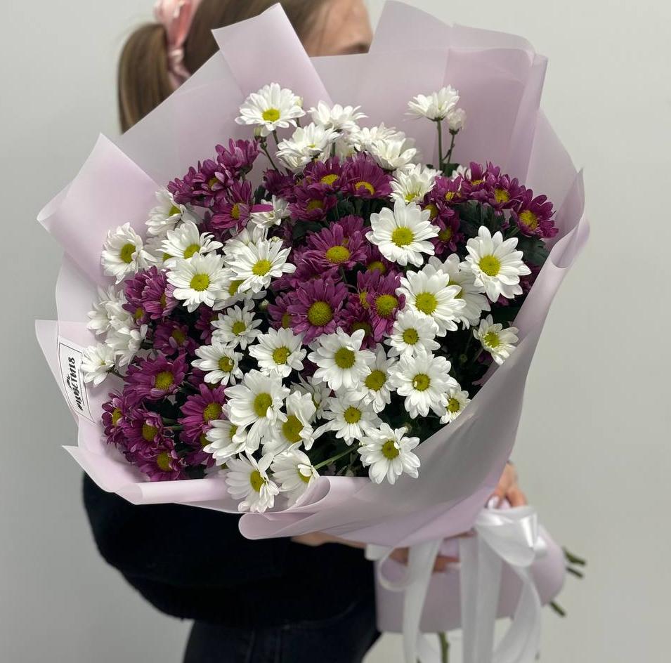 Букет "15 белых и розовых хризантем в оформлении"