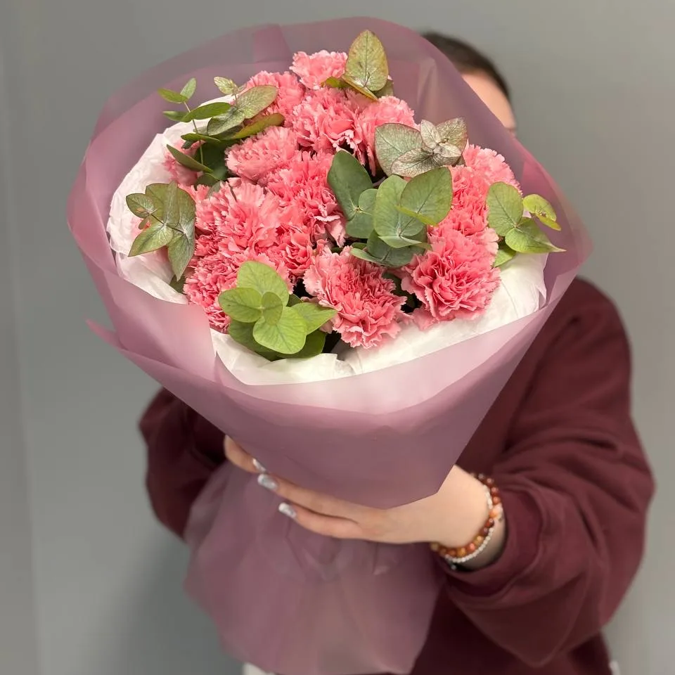 Букет "15 розовых диантусов с эвкалиптом"