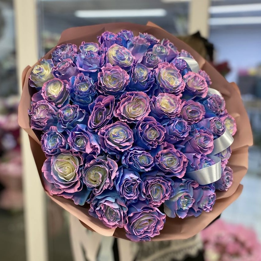 51 неоновая роза в оформлении