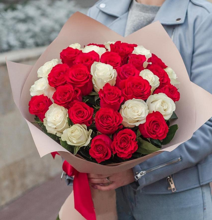 Букет из 35 крупных красных и белых эквадорских роз