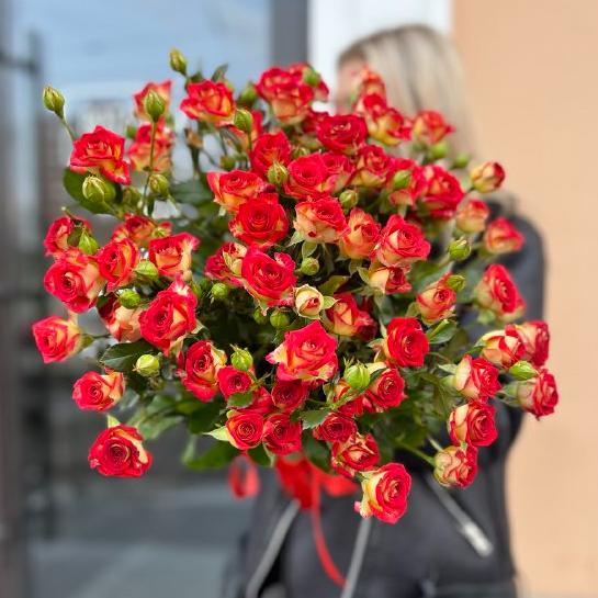 Букет из 15 огненных кустовых роз под ленту