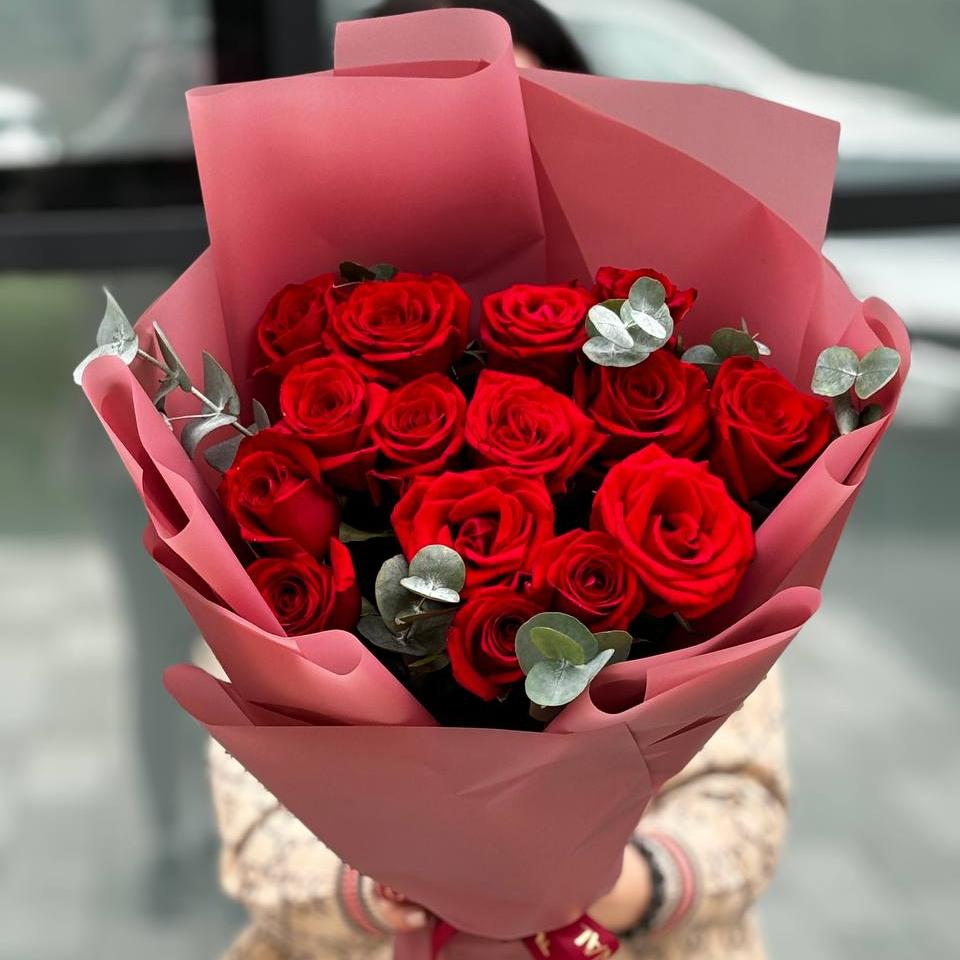Букет из 15 красных роз 50/60 см с эвкалиптом