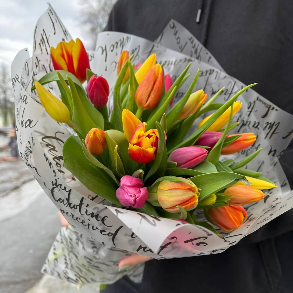 Букет из разноцветных тюльпанов M