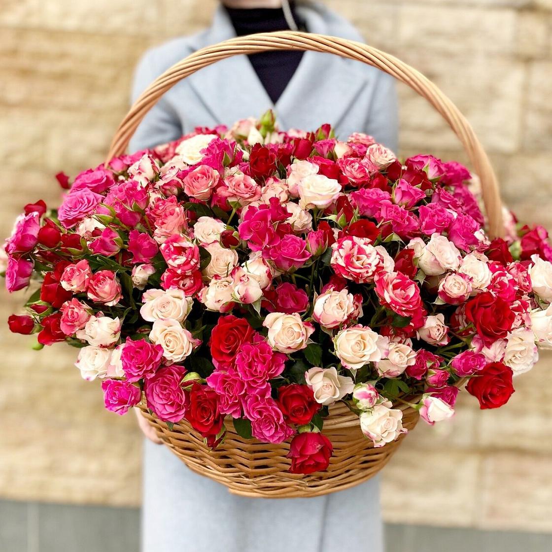 Композиция "75 ярких кустовых роз в корзине"
