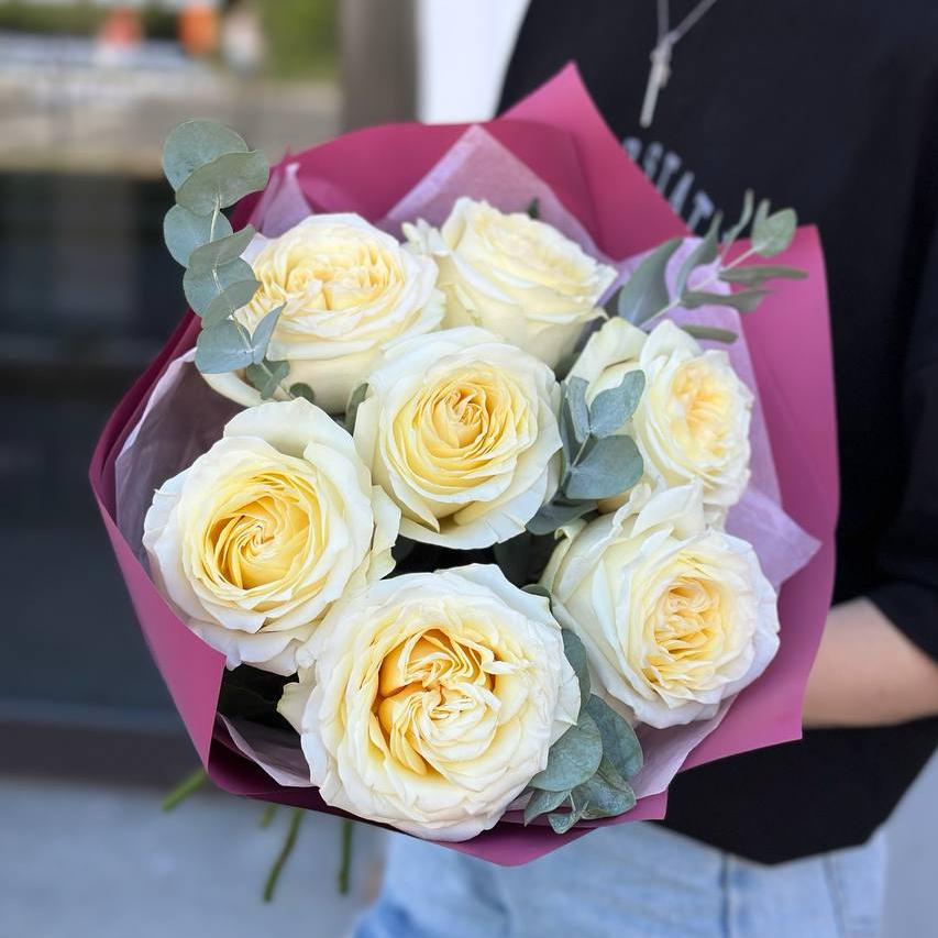 Букет "Белые пионовидные розы с эвкалиптом М"