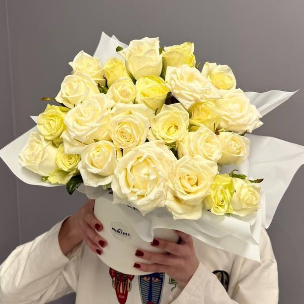 Композиция из 25 белых роз