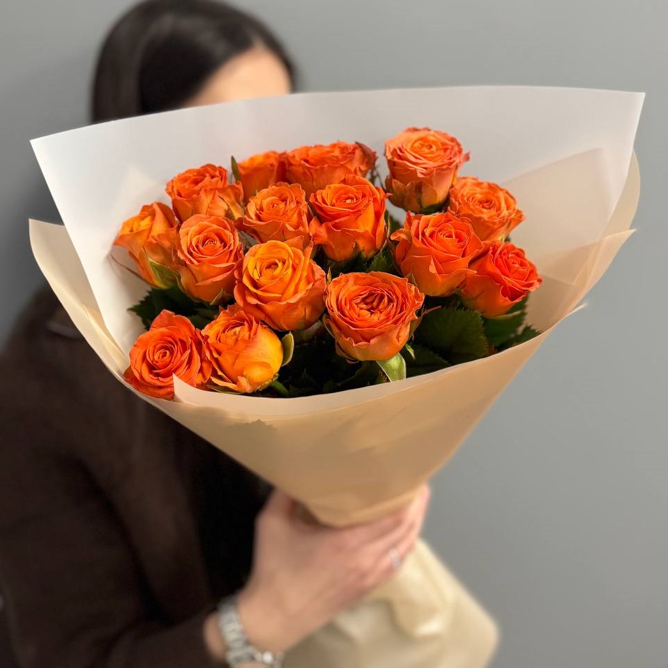 15 мандариновых пионовидных роз в оформлении