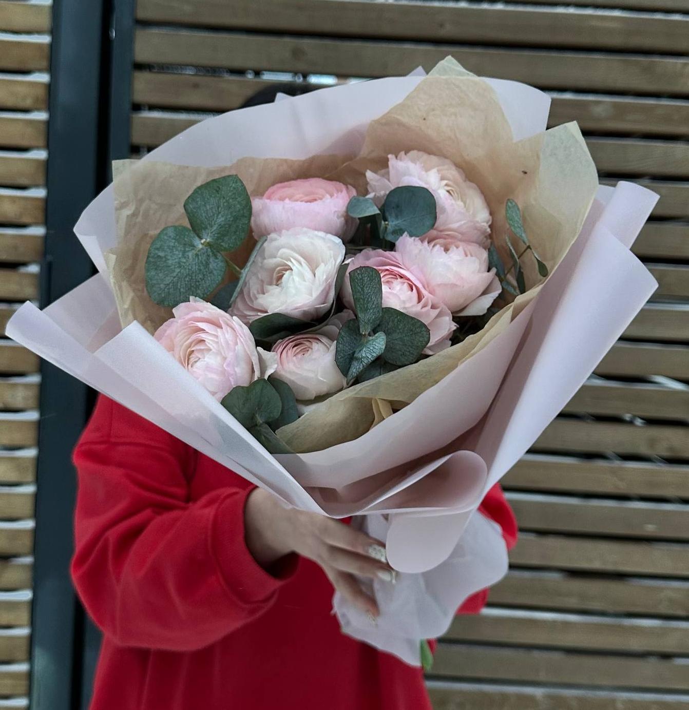 7 розовых ранункулюсов с эвкалиптом