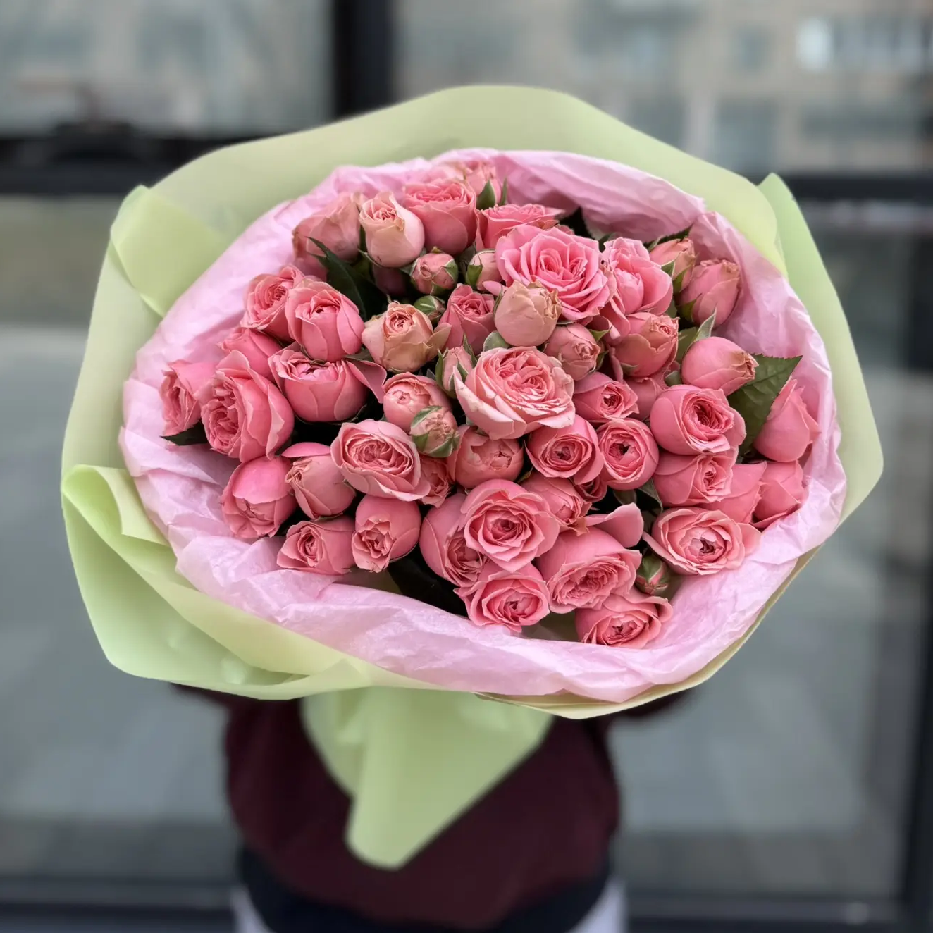 Букет "15 розовых кустовых пионовидных роз 40 см"