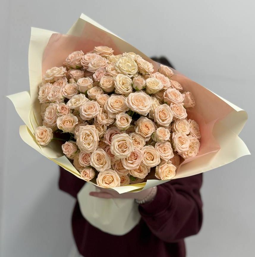 Букет из 25 кремовых кустовых роз