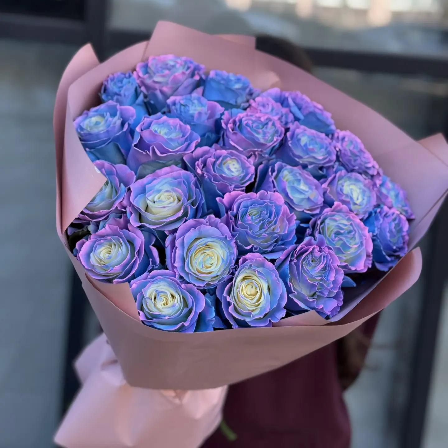 Букет "25 неоновых роз в оформлении"