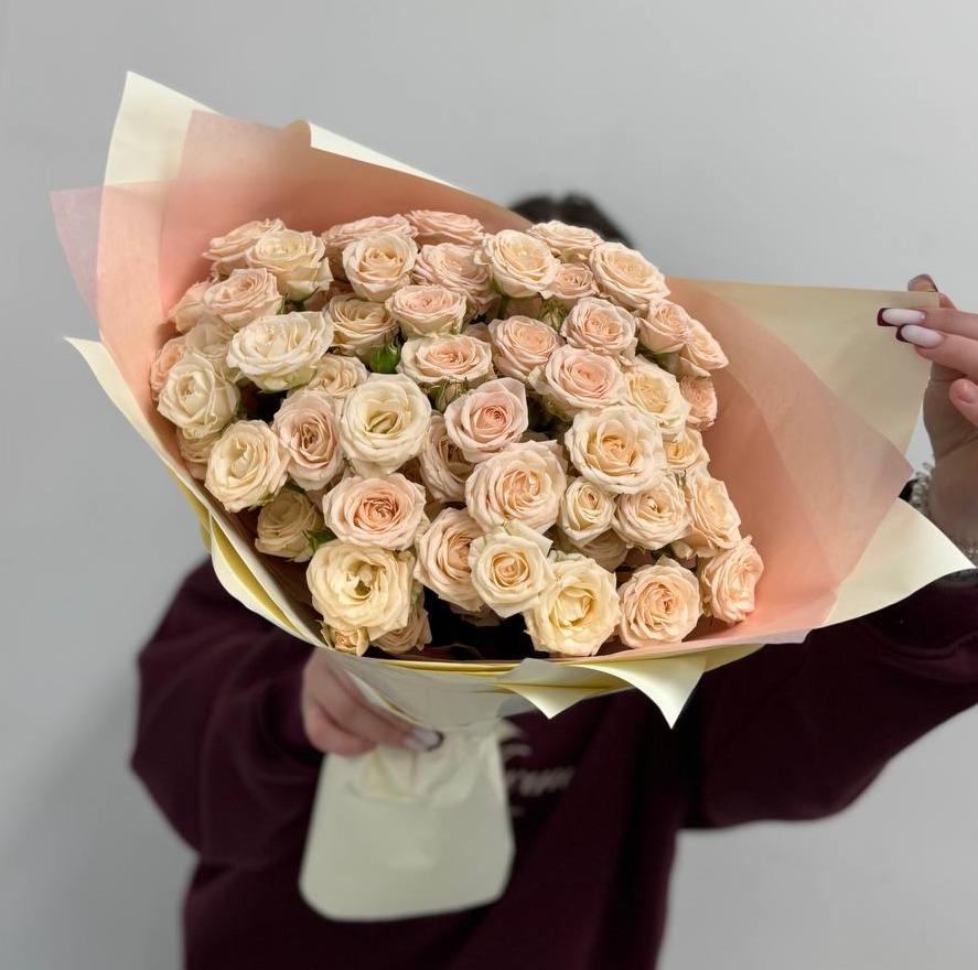 Букет из 15 кремовых кустовых роз