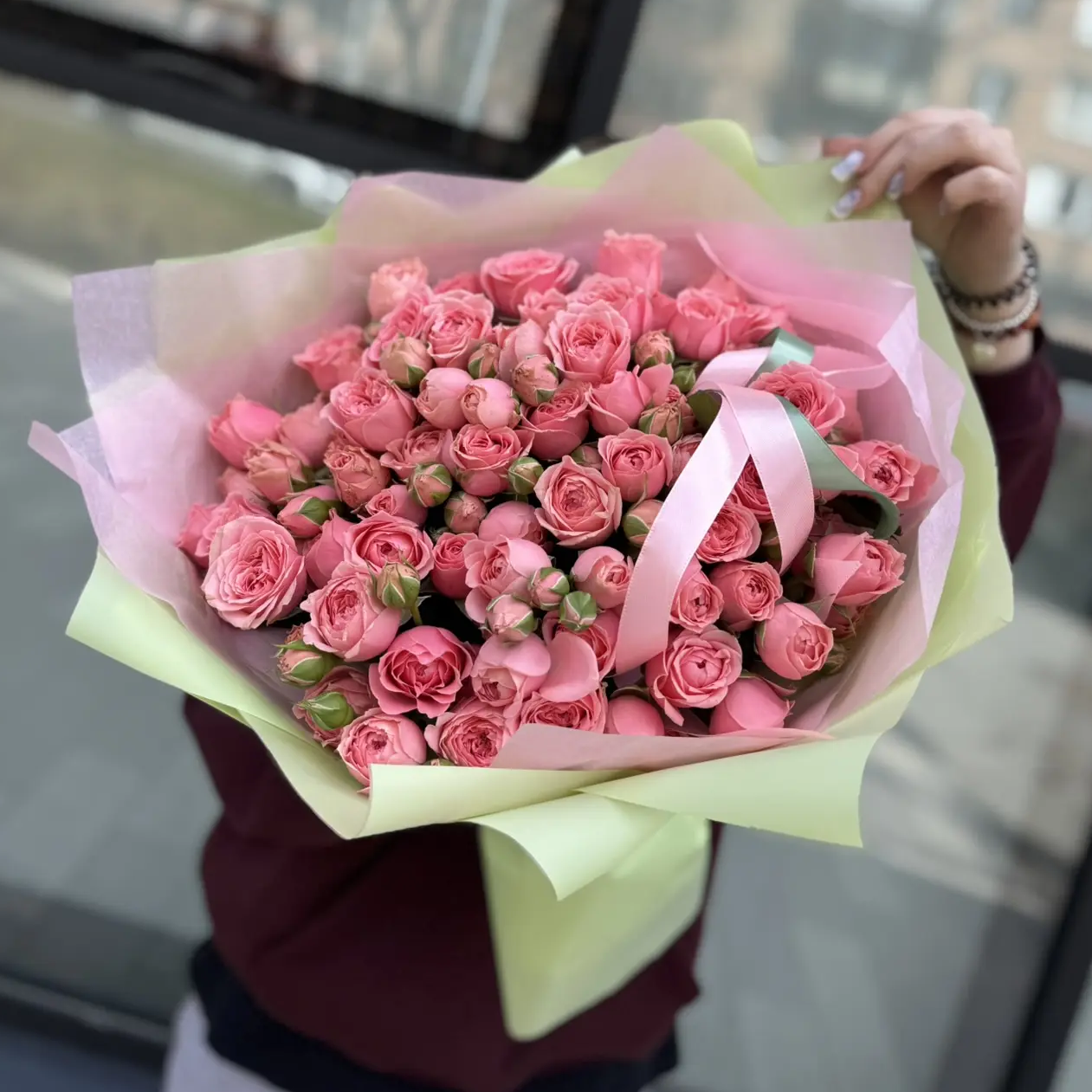 Букет "25 розовых кустовых пионовидных роз 40 см"