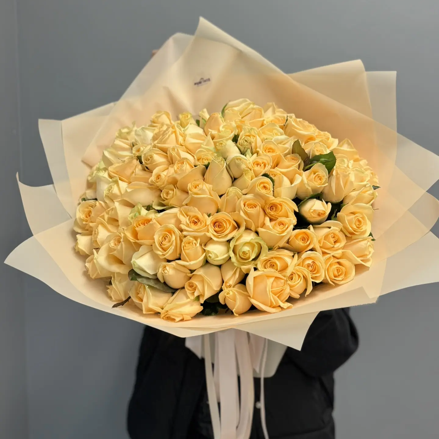 101 кремовая роза в оформлении