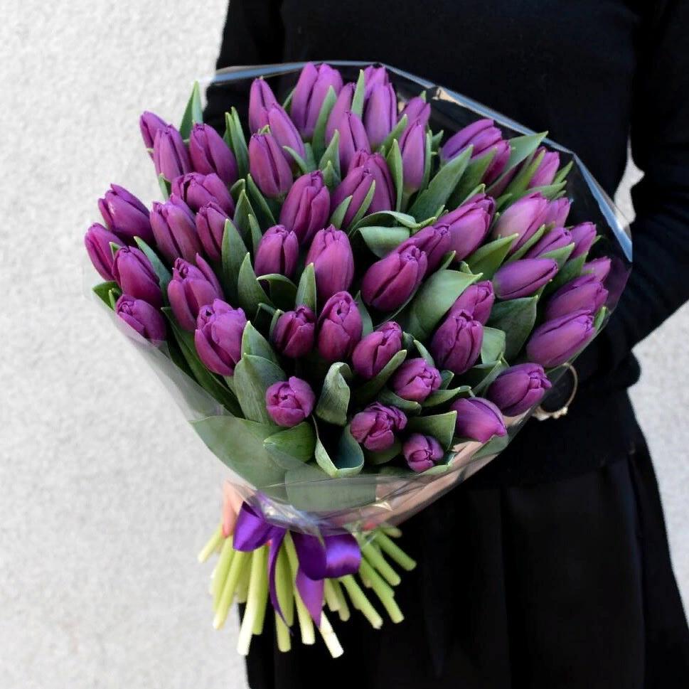 Букет из 35 фиолетовых тюльпанов в оформлении