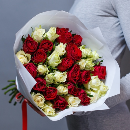 Букет из 35 красных и белых роз 40 см в оформлении