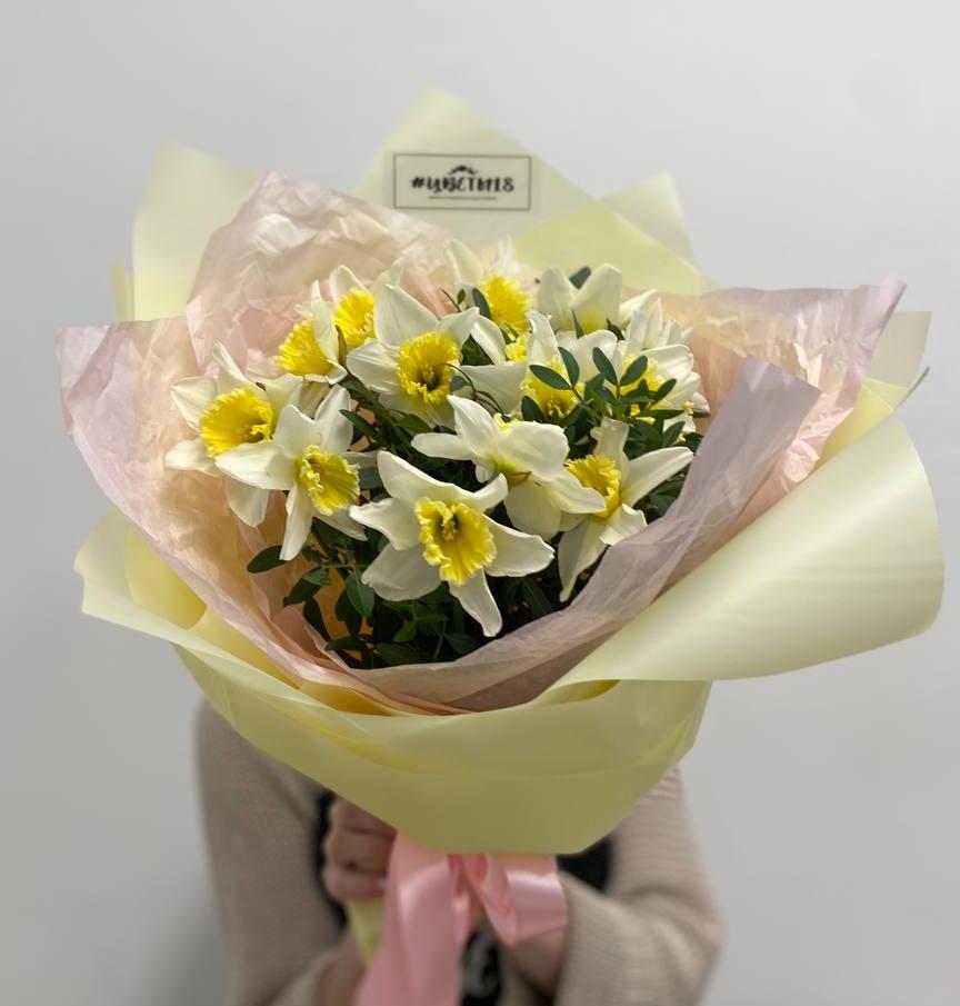 Букет "15 белых нарциссов с зеленью в оформлении"