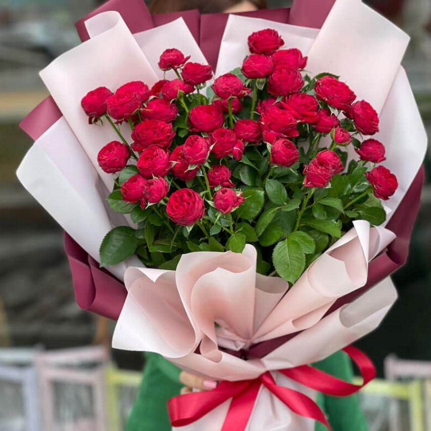 Букет "Красные кустовые пионовидные розы в стильном оформлении"