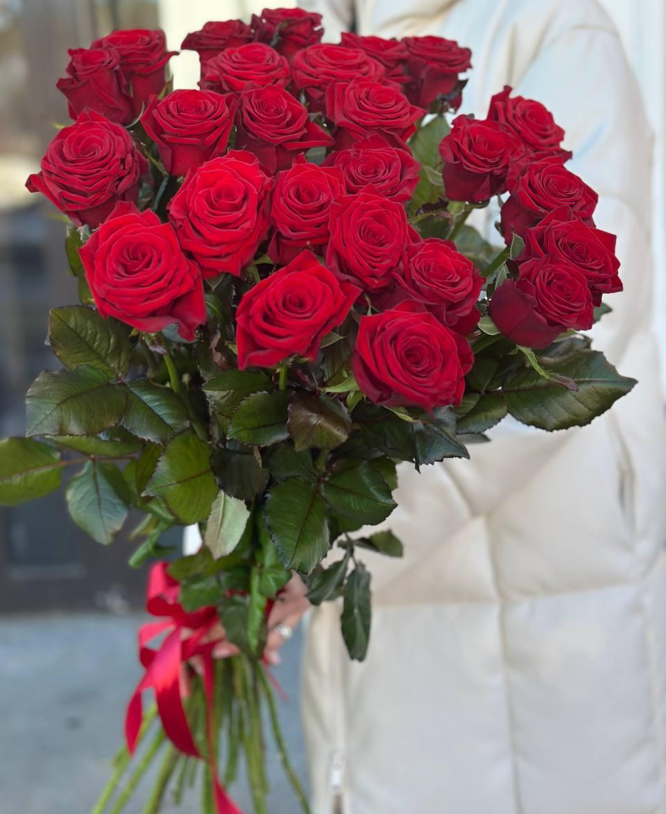 Букет из 25 красных роз 80 см под ленту