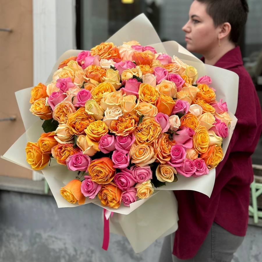 101 разноцветная роза 50/60 см в оформлениии